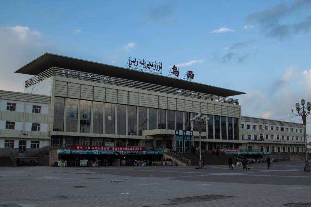乌鲁木齐南站，乌鲁木齐南站的票能在乌鲁木齐站上车吗